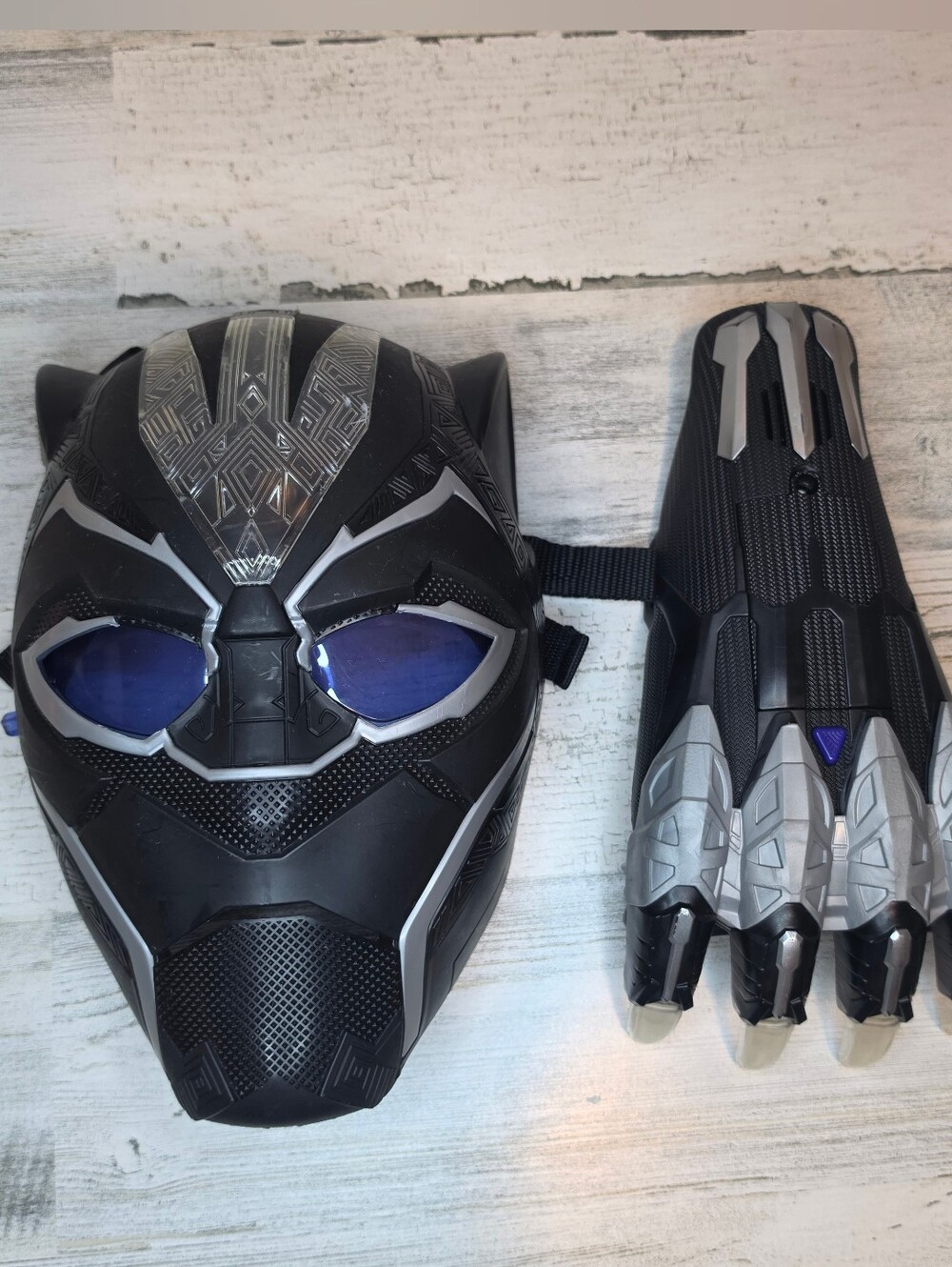 Marvel Black Panther Electronic Mask & Vibranium Power FX Claw Lights Sounds